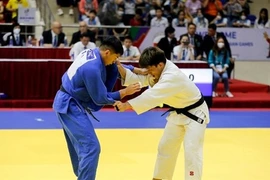 Lê Anh Tài (à droite) était l’un des champions vietnamiens aux 32es SEA Games. Il devrait défendre son titre des 90 kg aux 33es Jeux en Thaïlande. Photo : danviet.vn