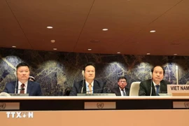 L'ambassadeur Mai Phan Dung - Chef de la mission vietnamienne à Genève (au centre), avec le vice-ministre de l'Intérieur Nguyên Van Hôi (à droite). Photo : VNA
