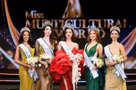 La Birmane Soe Myintzu Lwin (au centre) est couronnée Miss Monde Multiculturel 2026. La Vietnamienne Nguyên Tran Hà Linh (deuxième à partir de la gauche) remporte le titre de deuxième dauphine. Photo : organisateurs
