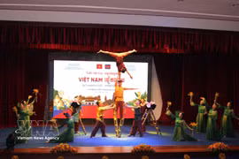 Spectacle «Le bambou vietnamien» lors du programme artistique inaugurant la Semaine culturelle du Vietnam au Cambodge 2026. Photo: VNA