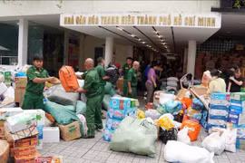 Point de collecte de secours pour les produits de première nécessité à la Maison de la culture de la jeunesse de Hô Chi Minh-Ville. Photo: VNA