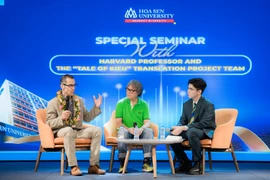 Échange entre le professeur John Stauffer (à gauche), et le poète Nguyên Dô (centre), à l’Université Hoa Sen, le 20 novembre. Photo : Université Hoa Sen