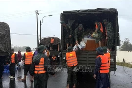 Les forces de la 5e région militaire acheminent de la nourriture pour soutenir la population sinistrée de la province de Dak Lak. Photo: VNA