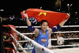 Phung Thi Hông Tham remporte la médaille d'or dans la catégorie amateur féminine des 63 kg aux Championnats du monde de Kun Khmer 2026. Photo : nld.com.vn