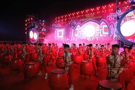 Spectacle de tambours en ouverture de la Fête du temple des rois Trân 2025. Photo : VNA