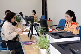 Des gens viennent effectuer des procédures au Centre de services administratifs publics de Quang Ninh. Photo : VNA