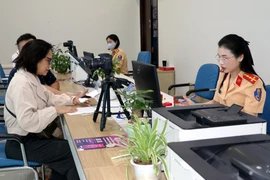 Des gens viennent effectuer des procédures au Centre de services administratifs publics de Quang Ninh. Photo : VNA