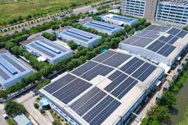 Becamex met en œuvre des solutions solaires sur toiture et d'autres innovations énergétiques au service de ses zones industrielles au Vietnam. Photo : Becamex