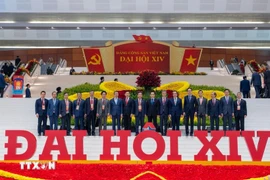 L’ambassadeur du Vietnam en France, Trinh Duc Hai (troisième à partir de la droite) avec des délégués participant au 14e Congrès national du Parti. Photo : VNA
