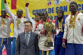 L’ambassadeur Tran Quoc Khanh a également remis des médailles aux pratiquants gagnants. Photo : VNA