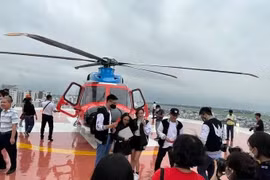 Hô Chi Minh-Ville prévoit de relancer des visites en hélicoptère à partir de mars, avec des prix débutant à 3 millions de dôngs. Photo : cafef.vn