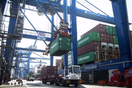 Le commerce international est depuis longtemps un moteur de croissance essentiel pour l'économie nationale. Photo: VNA