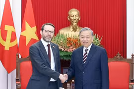 Le secrétaire général du Parti communiste du Vietnam, Tô Lâm (à droite) serre la main de l’ambassadeur du Royaume-Uni au Vietnam, Iain Frew. Photo: VNA