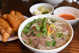 Le Pho est le plat représentatif de la gastronomie de Hanoi et du Vietnam en général, composé de nouilles de riz et de bouillon chaud savoureuse à base de os de porc, de viande, de légumes et d’épices. Photo : TITC