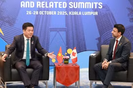 Le ministre vietnamien de l’Industrie et du Commerce, Nguyên Hông Diên, et le ministre canadien du Commerce international, Maninder Sidhu, se rencontrent en marge du 47e Sommet de l’ASEAN, à Kuala Lumpur, en Malaisie, le 27 octobre. Photo : VNA
