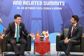 Le ministre vietnamien de l’Industrie et du Commerce, Nguyên Hông Diên, et le ministre canadien du Commerce international, Maninder Sidhu, se rencontrent en marge du 47e Sommet de l’ASEAN, à Kuala Lumpur, en Malaisie, le 27 octobre. Photo : VNA
