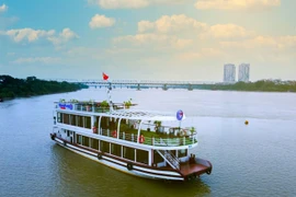 Le bateau de tourisme Thang Long Victory navigue le fleuve Rouge. Photo : hanoimoi.vn