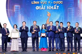 Le président de l’Assemblée nationale, Trân Thanh Mân (6e à partir de la gauche) lors de la 18e cérémonie de remise des Prix "Nhân tài dât Viêt" (Talents du Vietnam), à Hanoi, le 27 octobre. Photo : VNA