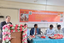 L’ambassadeur du Vietnam au Bangladesh, Nguyên Manh Cuong, s’exprime lors du séminaire sur la pensée Hô Chi Minh sur l’union nationale, à Dacca. Photo : VNA
