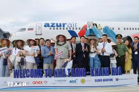 Des touristes russes arrivent à Nha Trang, province de Khanh Hoa (Centre). Photo: VNA