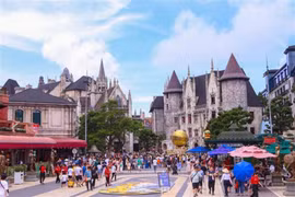 Des touristes visitant la zone d'attractions Sun World Bà Nà Hills à Dà Nang (Centre). Photo : VNA