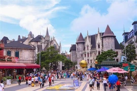 Des touristes visitant la zone d'attractions Sun World Bà Nà Hills à Dà Nang (Centre). Photo : VNA
