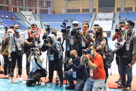 Des journalistes étrangers et vietnamiens couvrent un événement sportif au Gymnasium de la province de de Bac Giang. Photo: VNA