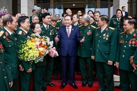 Le président de l’Assemblée nationale, Trân Thanh Mân (centre) avec les vétérans et de contributeurs à la révolution du régiment 271 de la région militaire de Tri Thiên, à Hanoi, le 31 décembre. Photo: VNA