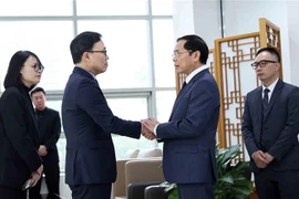 Le vice-Premier ministre et ministre des Affaires étrangères Bui Thanh Son (3e à partir de la gauche) présente ses condoléances à l'ambassadeur de la République de Corée au Vietnam Choi Youngsam. Photo: VNA