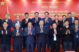 Le secrétaire général du Parti, Tô Lâm (centre, premier rang) pose avec les délégués lors de la conférence récapitulative du secteur des affaires intérieures du Parti, à Hanoi, le 31 décembre. Photo: VNA