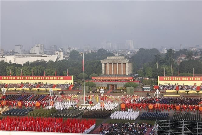 Les festivités sont ouvertes par une prestation des tambours de Thang Long, suivie d’une cérémonie de transmission de la flamme et du salut au drapeau. Photo : VNA 2-7267.jpg