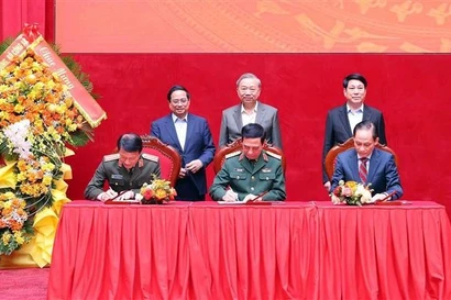 Le secrétaire général To Lam, le président Luong Cuong et le Premier ministre Pham Minh Chinh assistent à la signature du Règlement de coordination entre le ministère de la Sécurité publique, le ministère de la Défense et le ministère des Affaires étrangères. Photo : VNA