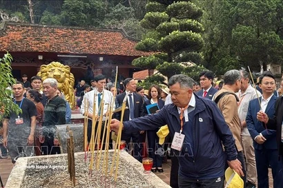 Les délégués offrent de l’encens à la pagode Thien Tru. Photo: VNA