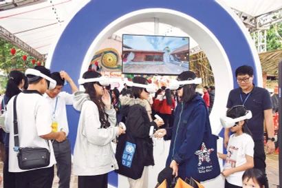 Des jeunes découvrent le festival de Co Loa et le site de l’ancienne citadelle de Co Loa dans un espace numérique. Photo : nhandan.vn