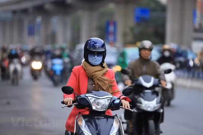 Deaucoup de citoyens de la capitale portent de vêtements épais et d'écharpes, le 19 novembre. Photo : Hoai Nam/Vietnam+