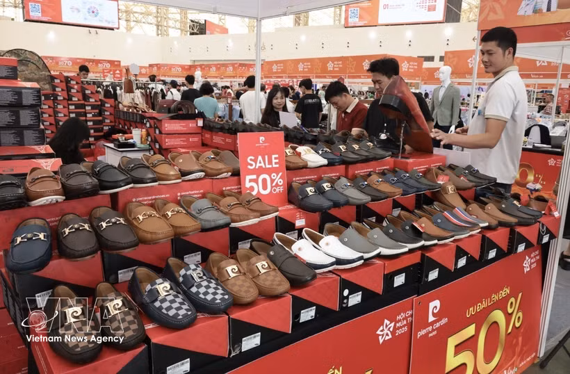 L'industrie du cuir et de la chaussure attire des acheteurs au Salon d'automne 2025. Photo : VNA