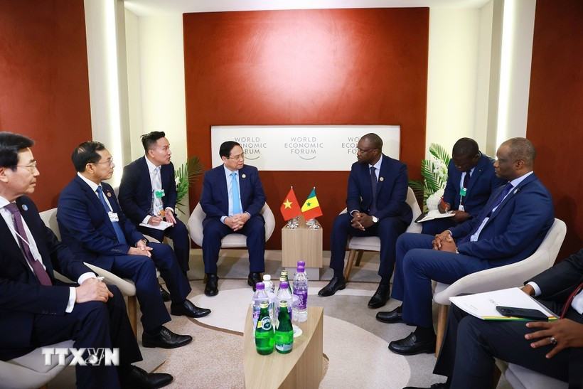 Le Premier ministre Pham Minh Chinh (gauche) rencontre le Premier ministre sénégalais Ousmane Sonko. Photo : VNA