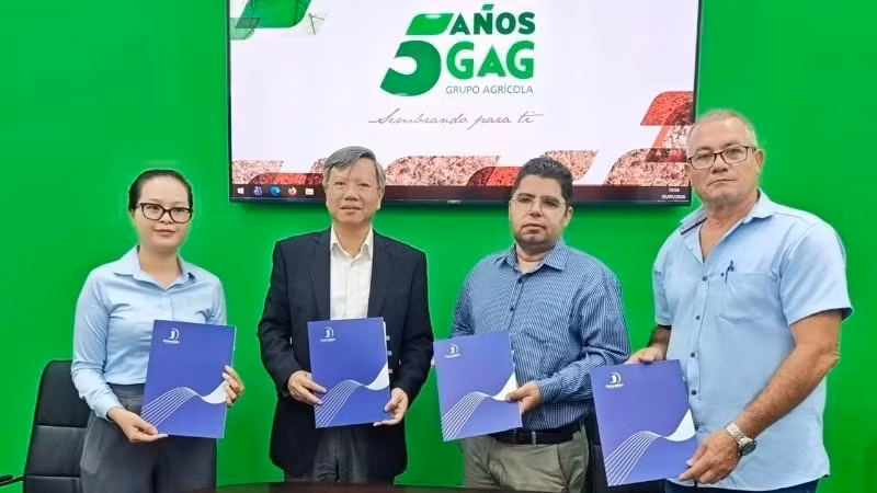 L’ambassadeur Le Quang Long (deuxième à partir de la gauche) à la cérémonie de remise du premier lot de riz produit à Cuba. Photo: ambassade du Vietnam à Cuba