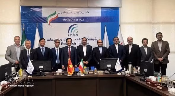Séance de travail entre l’ambassadeur du Vietnam en Iran, Nguyen Luong Ngoc, et des responsables de l’Institut de recherche sur les TIC. Photo: VNA