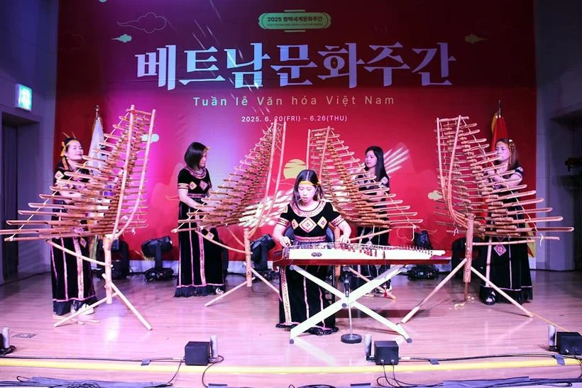 Un numéro artistique à la cérémonie d'ouverture de la Semaine culturelle vietnamienne à Pyeongtaek. Photo: VNA