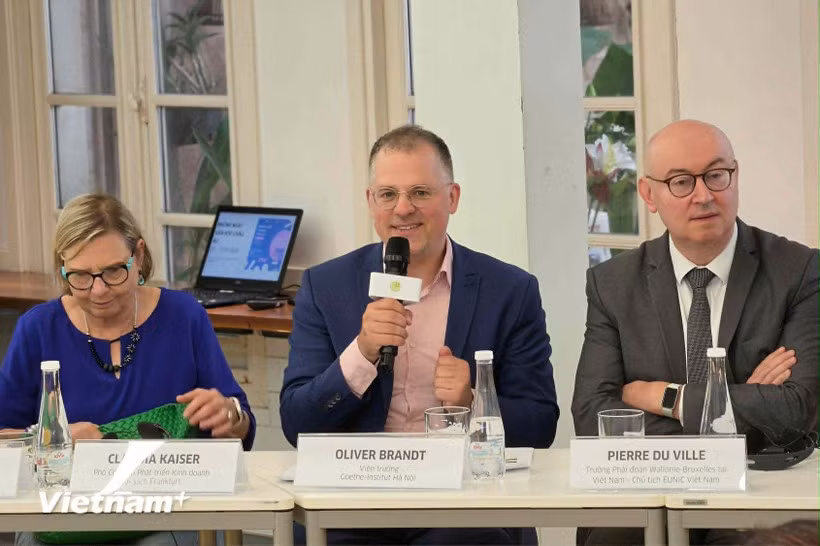 Oliver Brandt, directeur de l’Institut Goethe de Hanoï (au centre), préside la conférence de presse. Photo : Vietnam+