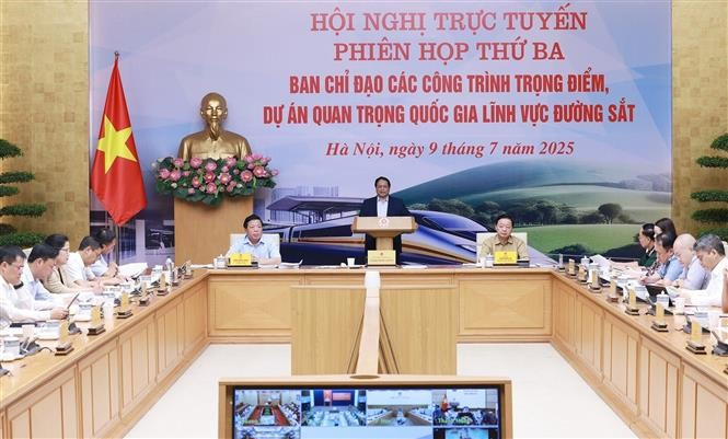 Le Premier ministre Pham Minh Chinh préside la troisième réunion du Comité de pilotage des ouvrages majeurs et des projets ferroviaires d’importance nationale. Photo: VNA