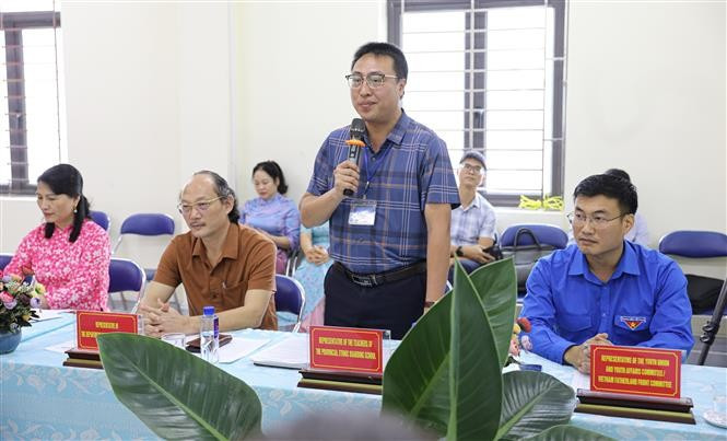 Le directeur du lycée-internat pour minorités ethniques de Diên Biên, Vu Trung Hoan, s'exprime à la séance de travail. Photo: VNA