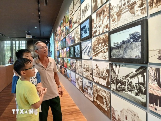 Films documentaires, diapositives d'objets et documents historiques numérisés dans l'espace d'exposition du musée de Da Nang. Photo : My Ha/VNA