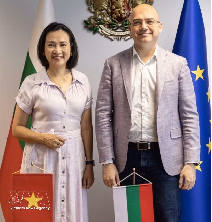 L'ambassadrice du Vietnam en Bulgarie, Nguyen Thi Minh Nguyet, et le ministre bulgare du Tourisme, Ilin Dimitrov. Photo: VNA