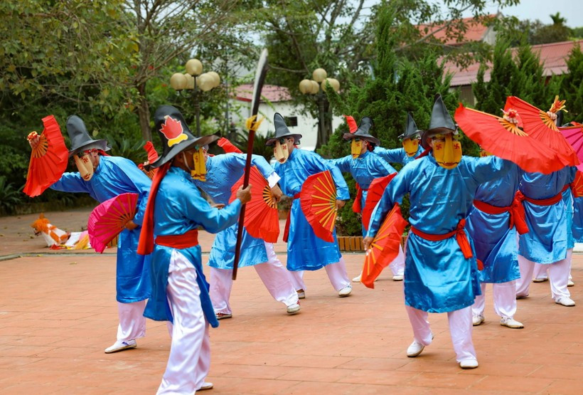 Tro Xuan Pha (danse Xuan Pha) est reconnu comme patrimoine culturel immatériel national. Photo: VNA