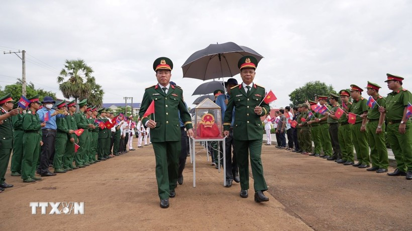 Remise des restes des martyrs au poste-frontière international de Xa Mat, district de Tân Bien, province de Tây Ninh. Photo : VNA