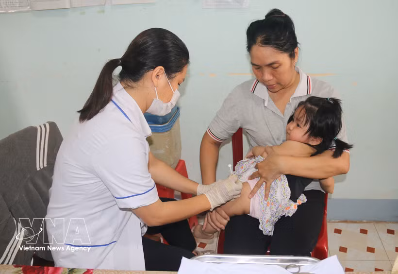 Une petite fille de la commune d'An Thanh Thuy, province de Dong Thap, est injectée le vaccin antipoliomyélitique inactivé. Photo : VNA