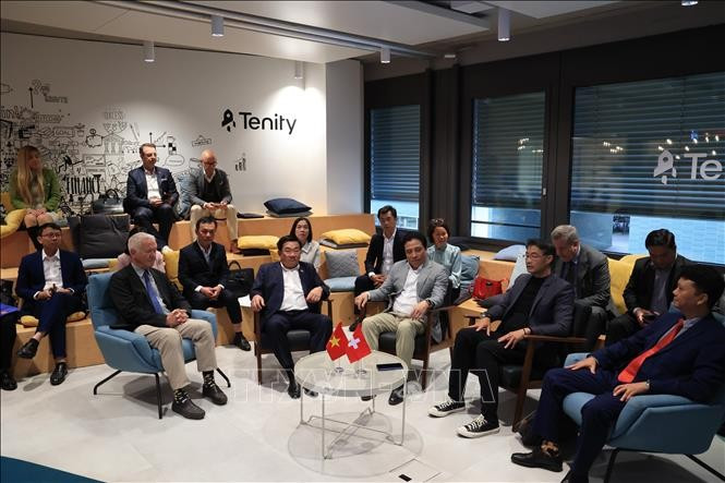 Rencontre entre la délégation de la province de Khanh Hoa et les représentants du Forum Économique Suisse-Vietnam (SVEF) à Zurich. Photo: VNA