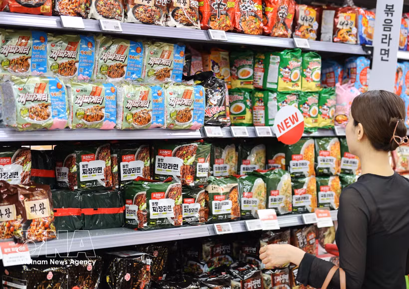 Une cliente choisit des nouilles instantanées dans un supermarché à Séoul, en République de Corée. Photo : Yonhap/VNA